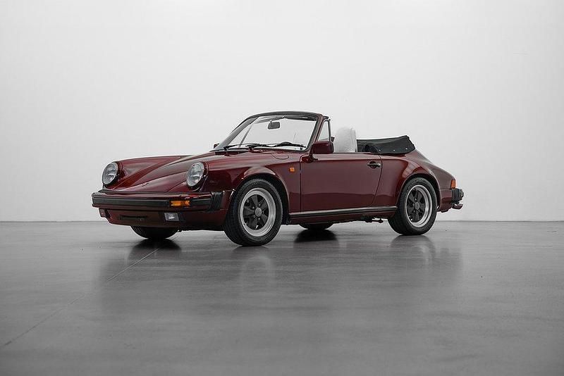 Mörkröd Begagnad 1985 Porsche 911 Carrera Cabriolet Cab | 659 000 kr - Bild 1/4