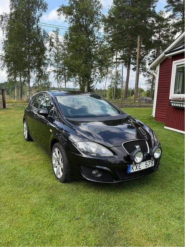 Svart Begagnad 2011 Seat Leon Style Halvkombi | 45 000 kr (Marknadspris) - Bild 1/4