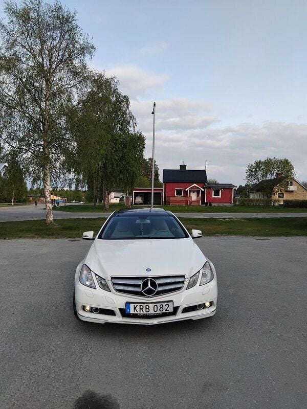 Vit Begagnad 2010 Mercedes E250 Sportkupé | 100 000 kr (Marknadspris) - Bild 1/4