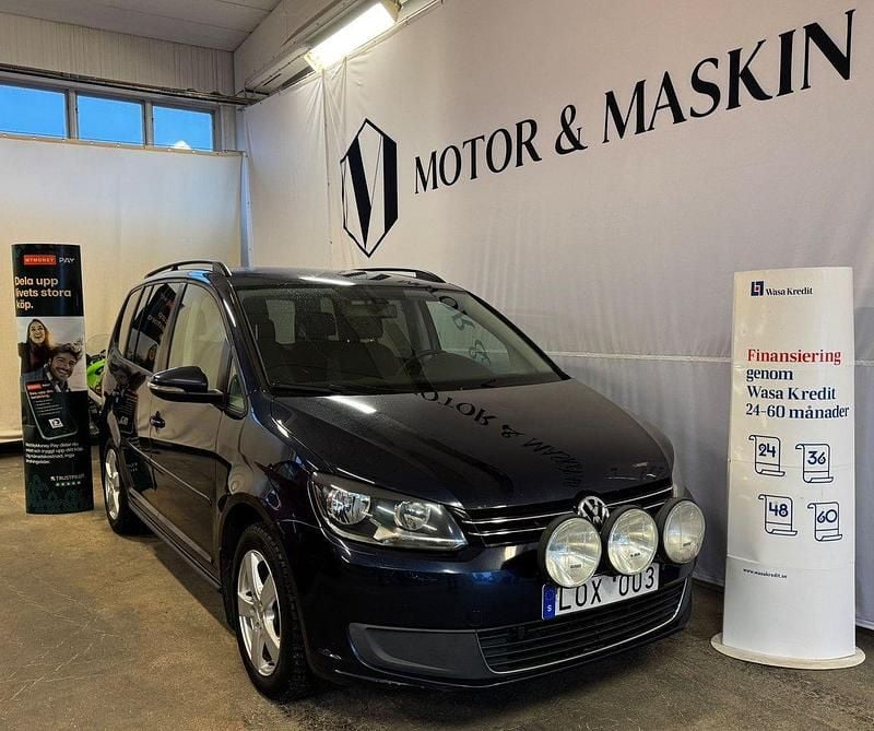 Mörkblå (blå) Begagnad 2011 VW Touran Minibuss | 69 900 kr (Marknadspris) - Bild 1/4