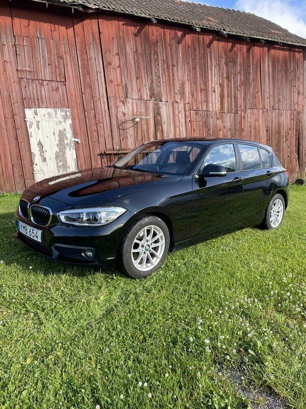 Svart Begagnad 2017 BMW 118 Advantage Halvkombi | 154 000 kr (Marknadspris) - Bild 1/4