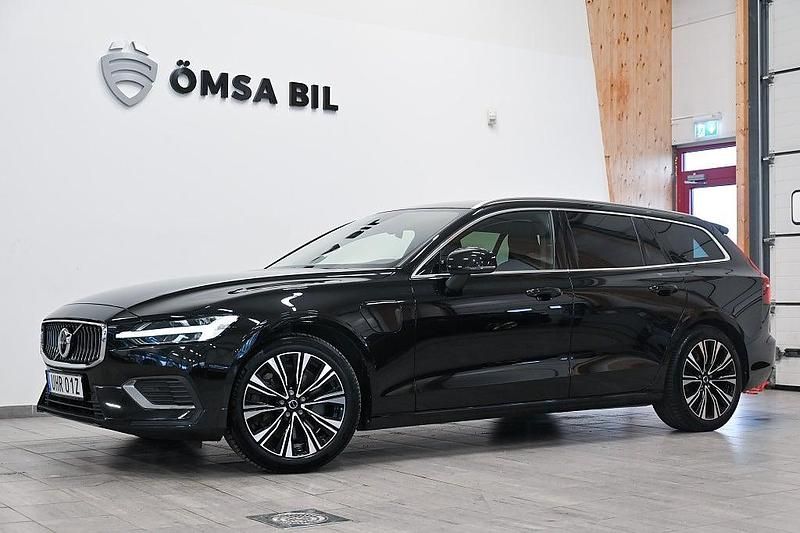 Svart Begagnad 2023 Volvo V60 Core Kombi | 349 800 kr (Marknadspris) - Bild 1/4