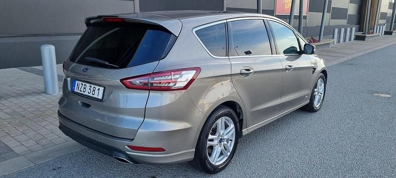 Grå Begagnad 2017 Ford S-MAX Business Edition Minibuss | 199 900 kr (Bra pris) - Bild 1/4