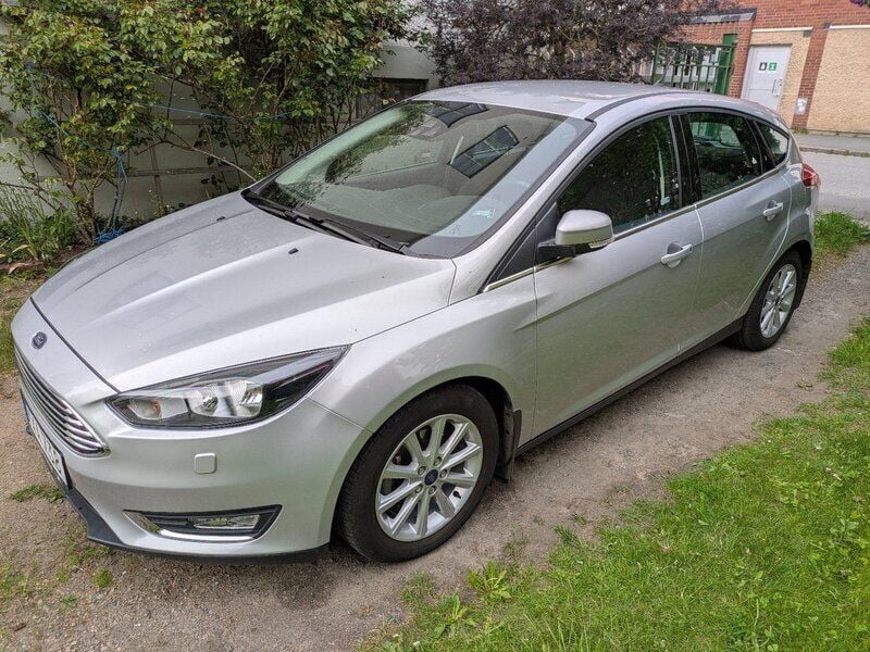Grå Begagnad 2018 Ford Focus Titanium Halvkombi | 117 000 kr (Superpris) - Bild 1/4