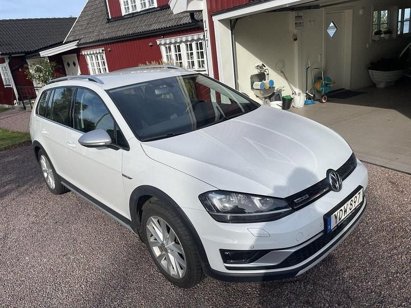Vit Begagnad 2016 VW Golf Alltrack Kombi | 159 000 kr (Superpris) - Bild 1/2