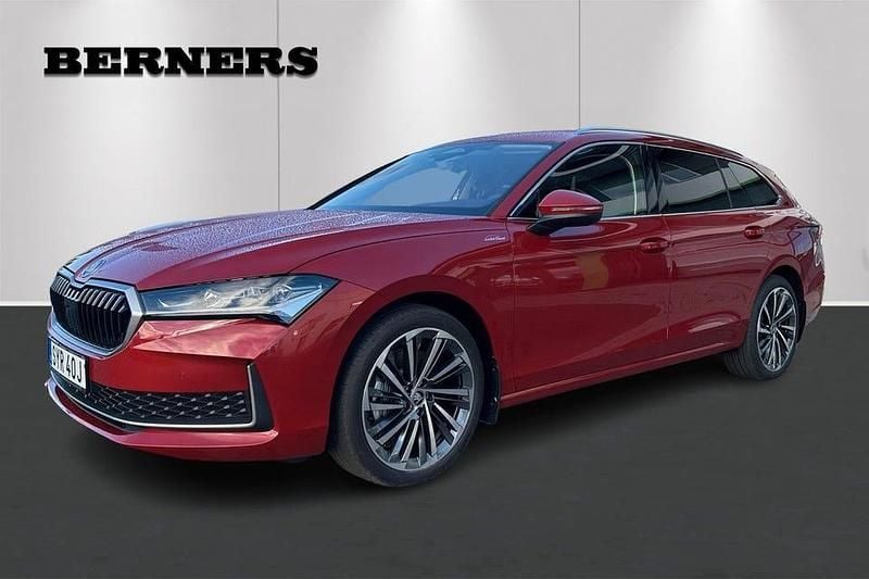 Röd Ny 2025 Skoda Superb LAURIN & KLEMENT Kombi | 539 900 kr (Dyr) - Bild 1/4
