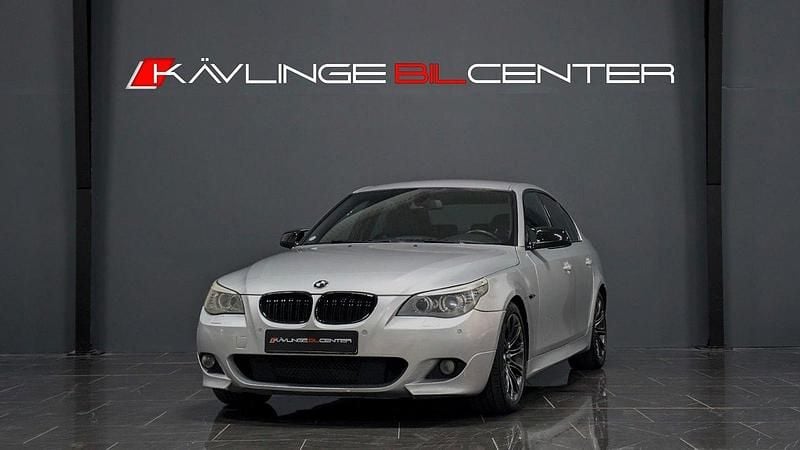 Ljusgrå (grå) Begagnad 2010 BMW 520 M Sport Sedan | 89 900 kr (Marknadspris) - Bild 1/4