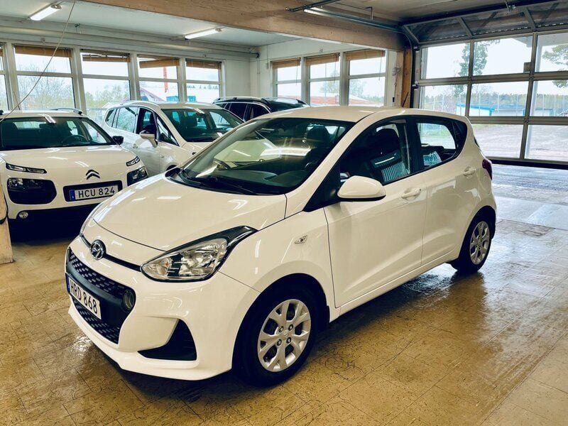 Vit Begagnad 2018 Hyundai i10 Comfort Halvkombi | 99 900 kr (Marknadspris) - Bild 1/4