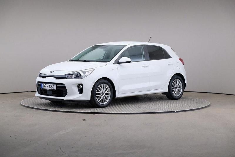 Vit (clear white solid) Begagnad 2019 Kia Rio Advance Sedan | 125 000 kr (Marknadspris) - Bild 1/4