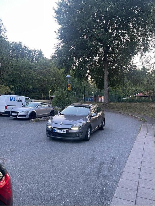 Grå Begagnad 2013 Renault Mégane GrandTour Kombi | 45 990 kr (Bra pris) - Bild 1/4