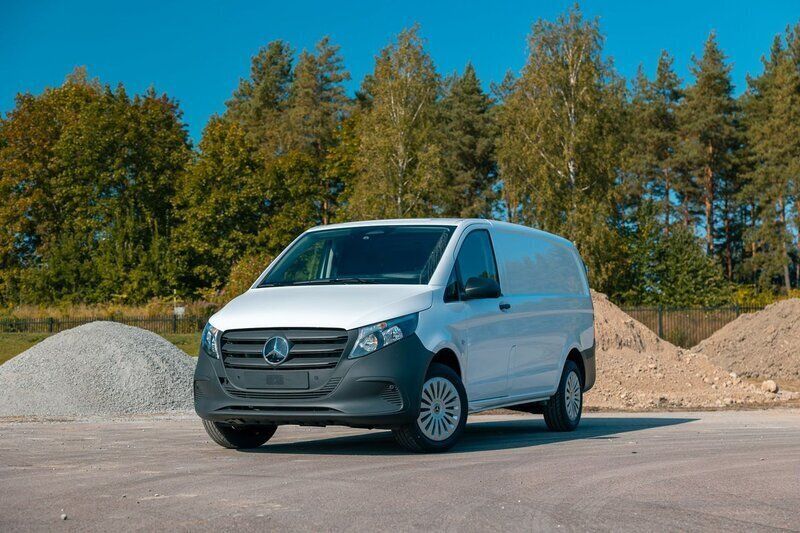 Vit Ny 2025 Mercedes Vito Minibuss | 456 250 kr - Bild 1/4