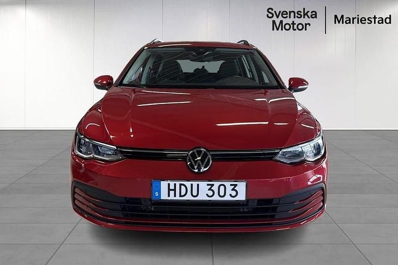 Begagnad VW Golf VIII 132 HK (97 kW) 2022 Mörkröd Kombi
