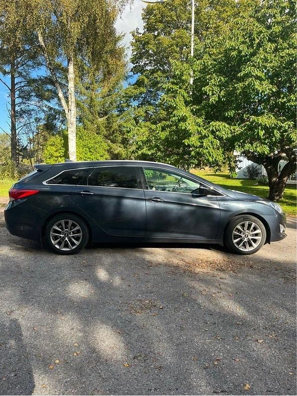 Blå Begagnad 2014 Hyundai i40 Kombi | 68 000 kr (Marknadspris) - Bild 1/4
