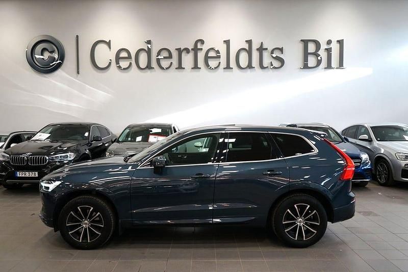 Mörkblå Begagnad 2019 Volvo XC60 Momentum SUV | 369 900 kr (Marknadspris) - Bild 1/4