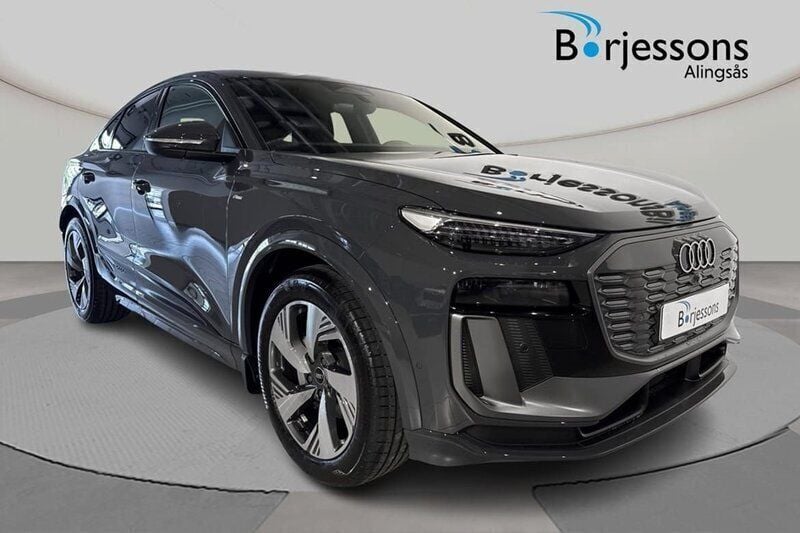 Grå Ny 2025 Audi Q6 Sportback e-tron S-Line SUV | 829 200 kr - Bild 1/4