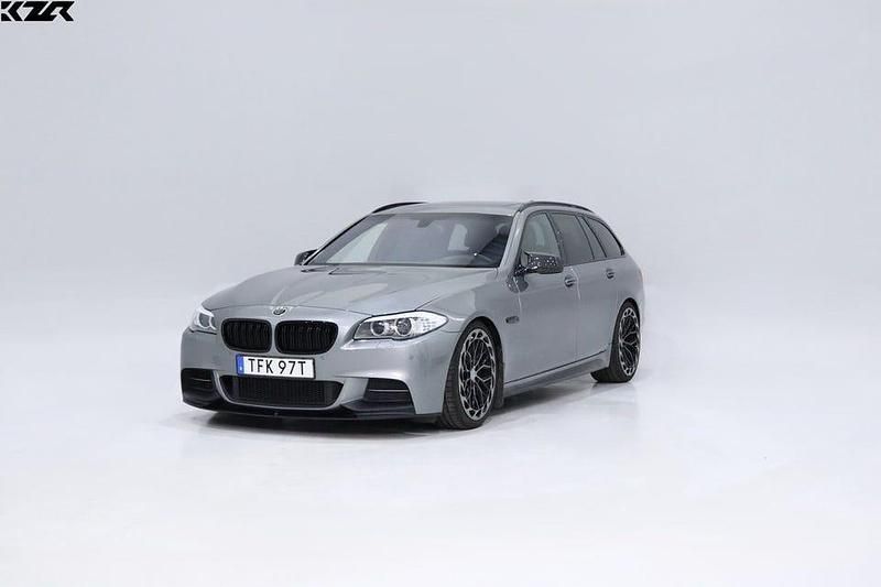 Mörkgrå Begagnad 2012 BMW M550 Sedan | 259 900 kr (Lite dyr) - Bild 1/4