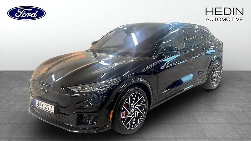 Svart Begagnad 2023 Ford Mustang Mach-E GT SUV | 599 900 kr (Marknadspris) - Bild 1/4