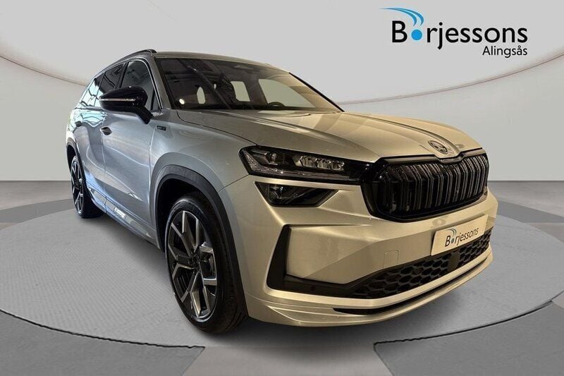 Silver Ny 2025 Skoda Kodiaq SportLine SUV | 556 800 kr (Dyr) - Bild 1/4