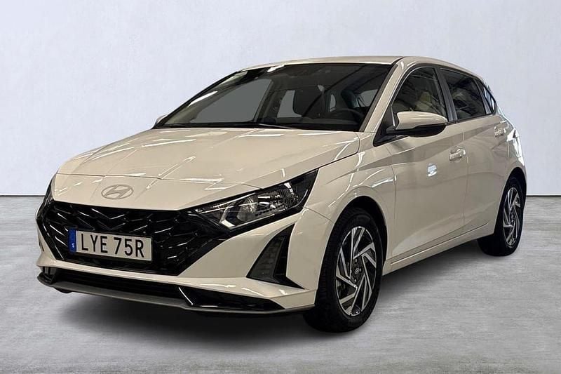 Vit Ny 2024 Hyundai i20 Essential Halvkombi | 229 900 kr (Bra pris) - Bild 1/4