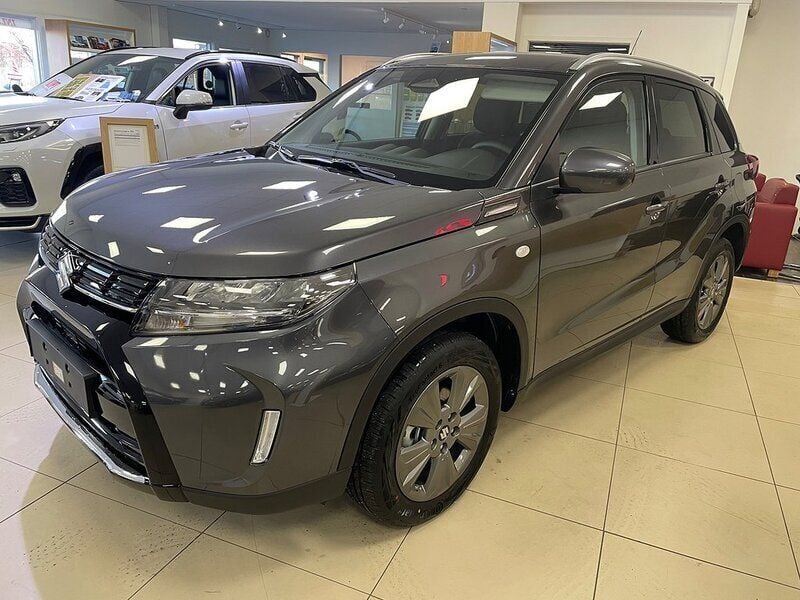 Grå Ny 2024 Suzuki Vitara SUV | 331 900 kr (Lite dyr) - Bild 1/4