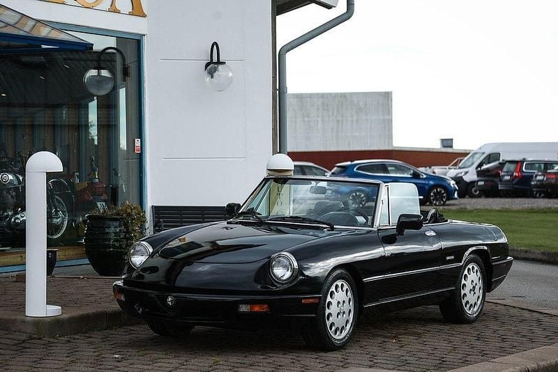 Begagnad Alfa Romeo Spider 126 HK (92 kW) 1993 Svart metallic Cab