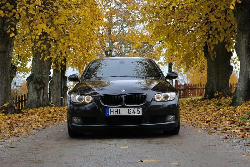 Svart Begagnad 2007 BMW 335 Sportkupé | 209 000 kr (Lite dyr) - Bild 1/4