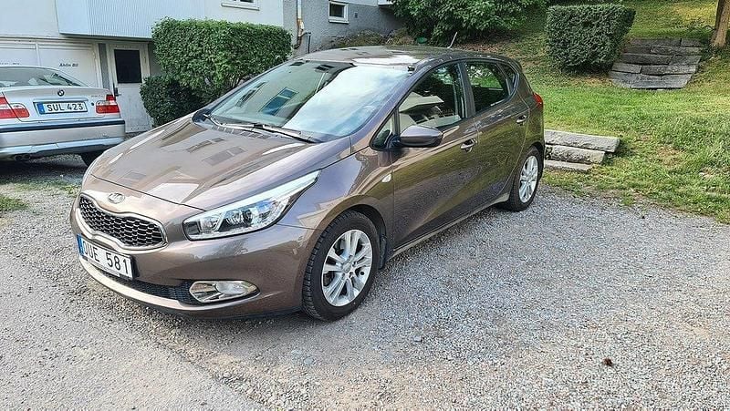 Brun Begagnad 2013 Kia Ceed EX Halvkombi | 69 900 kr (Bra pris) - Bild 1/4