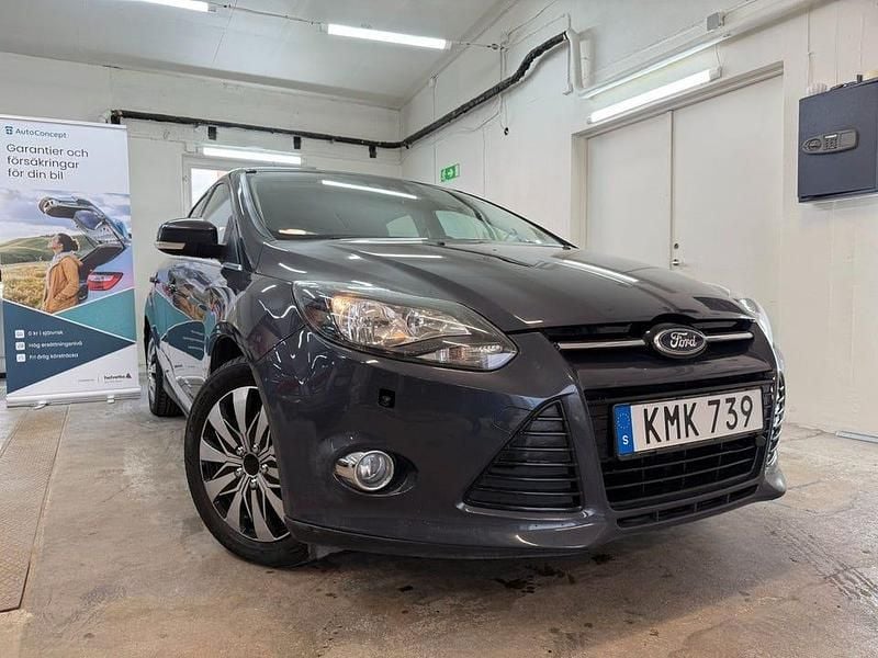 Grå Begagnad 2014 Ford Focus Titanium Halvkombi | 59 900 kr (Marknadspris) - Bild 1/4