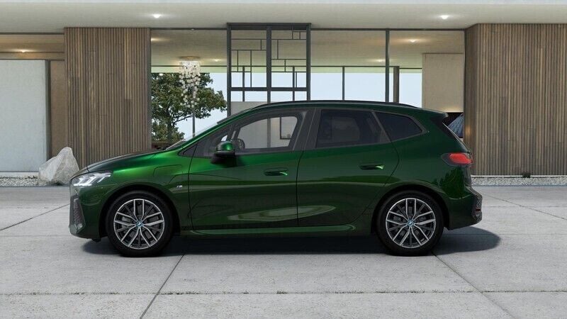 Begagnad BMW 230e Active Tourer M Sport 2024 Grön Minibuss
