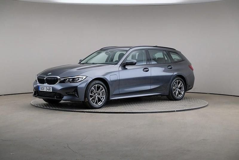 Grå Begagnad 2020 BMW 330e Kombi | 289 000 kr (Bra pris) - Bild 1/4