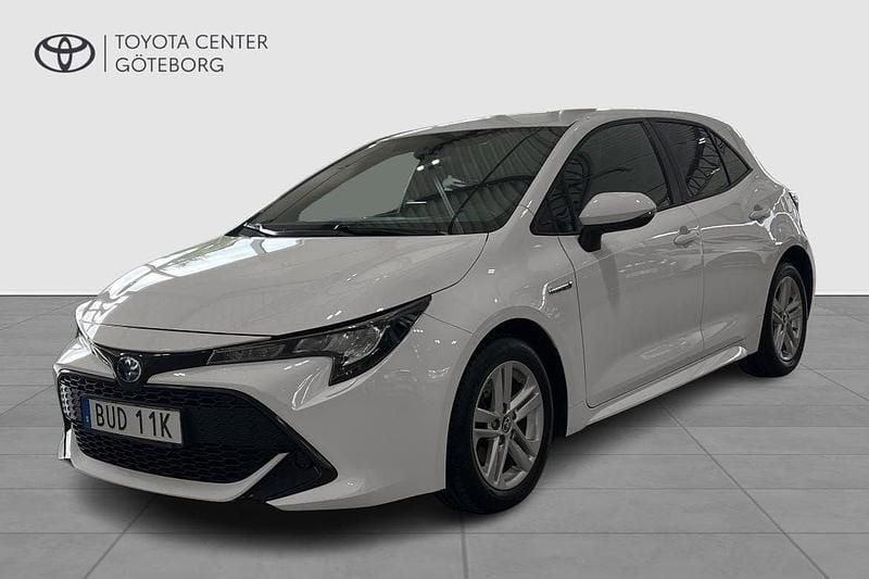 Vit Begagnad 2021 Toyota Corolla Hybrid Active Halvkombi | 224 900 kr (Marknadspris) - Bild 1/3