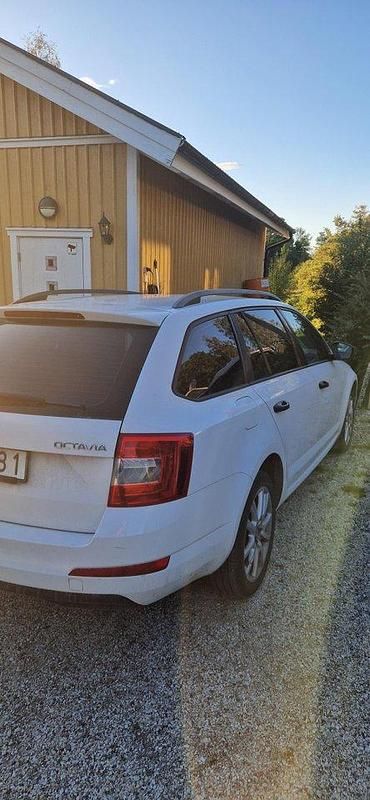 Vit Begagnad 2014 Skoda Octavia Kombi | 69 000 kr (Marknadspris) - Bild 1/4