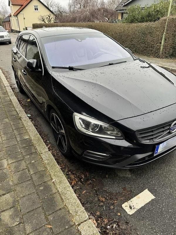 Svart Begagnad 2015 Volvo V60 Kombi | 160 000 kr (Marknadspris) - Bild 1/4
