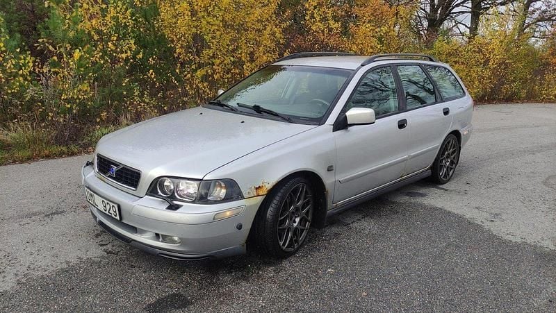 Grå Begagnad 2004 Volvo V40 Kombi | 12 000 kr (Bra pris) - Bild 1/4