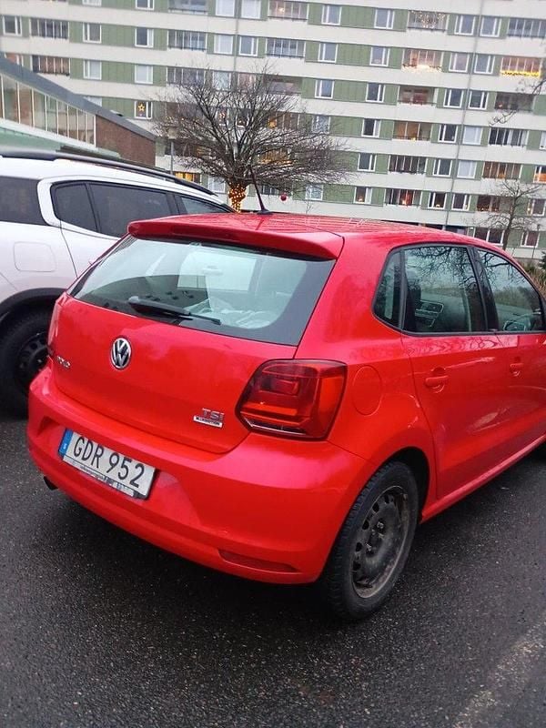Röd Begagnad 2015 VW Polo Halvkombi | 70 000 kr (Bra pris) - Bild 1/2