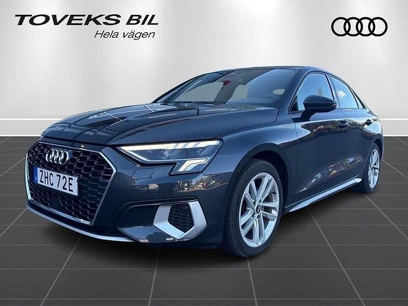 Manhattangrå metallic Begagnad 2021 Audi A3 Advanced Plus Sedan | 319 000 kr (Lite dyr) - Bild 1/4