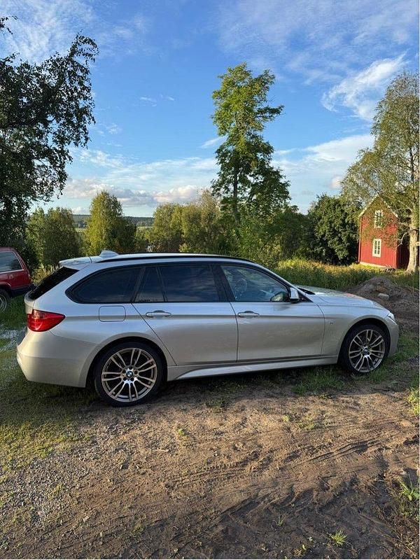 Silver Begagnad 2014 BMW 320 M Sport Kombi | 145 000 kr (Lite dyr) - Bild 1/4
