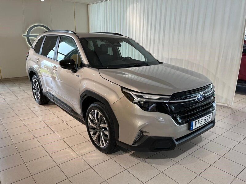 Brun (cashmere gold opal) Ny 2024 Subaru Forester SUV | 463 400 kr (Marknadspris) - Bild 1/4