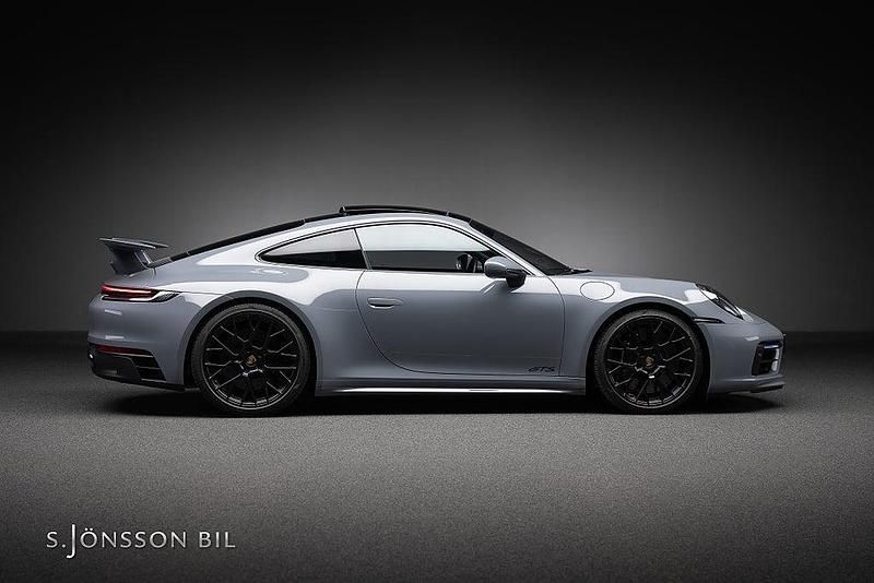 Begagnad Porsche 911 Carrera GTS 480 HK (353 kW) 2023 Arctic grey