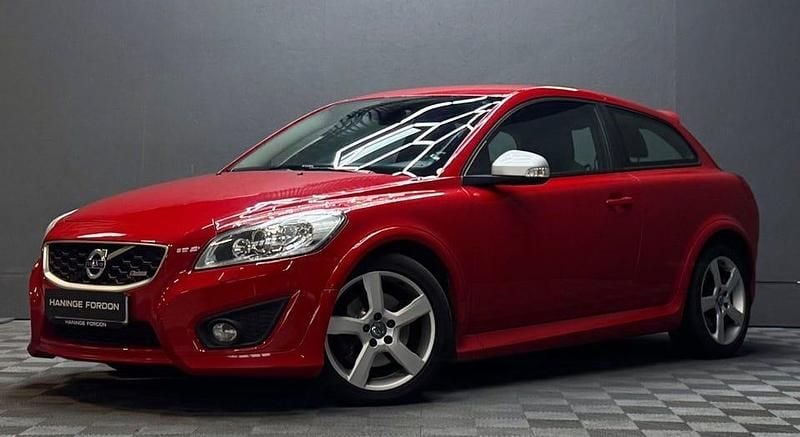 Röd Begagnad 2012 Volvo C30 R-Design Halvkombi | 79 900 kr (Marknadspris) - Bild 1/4