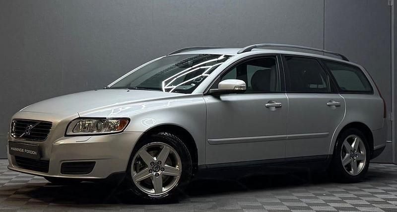 Grå Begagnad 2008 Volvo V50 Kombi | 39 900 kr (Marknadspris) - Bild 1/4