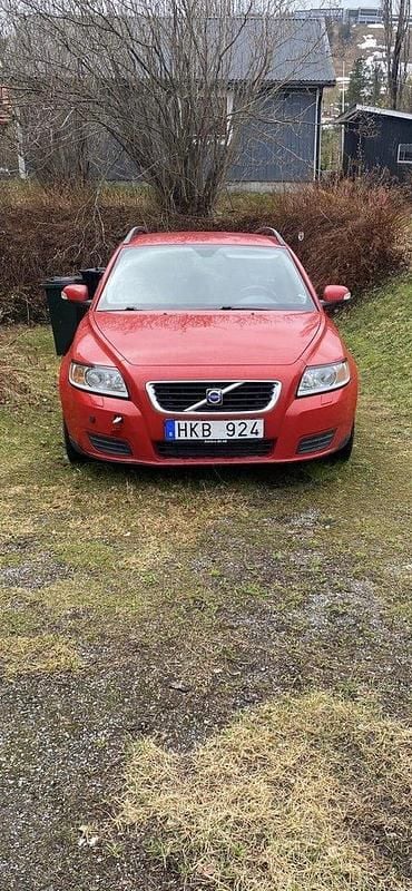 Röd Begagnad 2008 Volvo V50 Kinetic Kombi | 6 000 kr (Superpris) - Bild 1/4