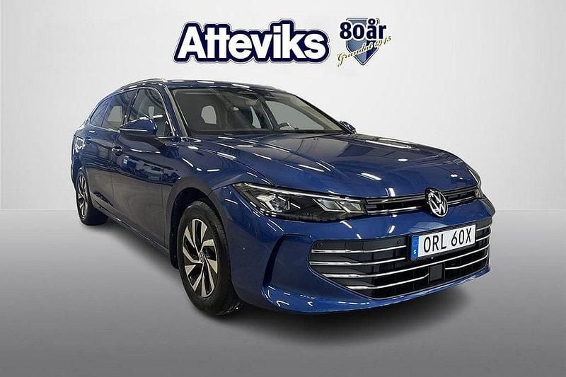 Blå Begagnad 2024 VW Passat Business Kombi | 367 900 kr (Marknadspris) - Bild 1/4