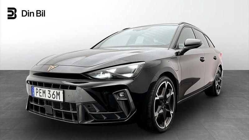 Midnight black metallic Begagnad 2025 Cupra Leon VZ | 409 900 kr - Bild 1/4