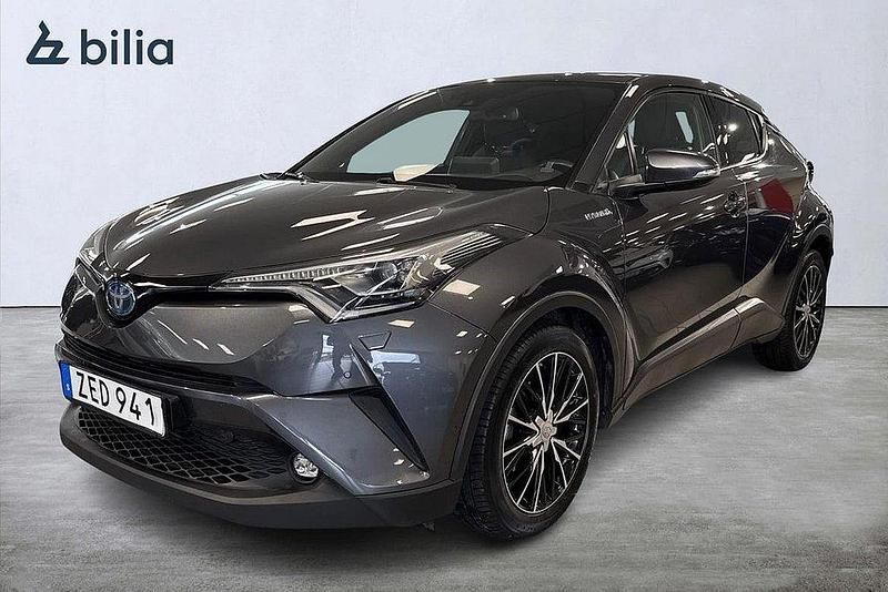 Mörkgrå Begagnad 2018 Toyota C-HR Executive SUV | 229 900 kr (Marknadspris) - Bild 1/3