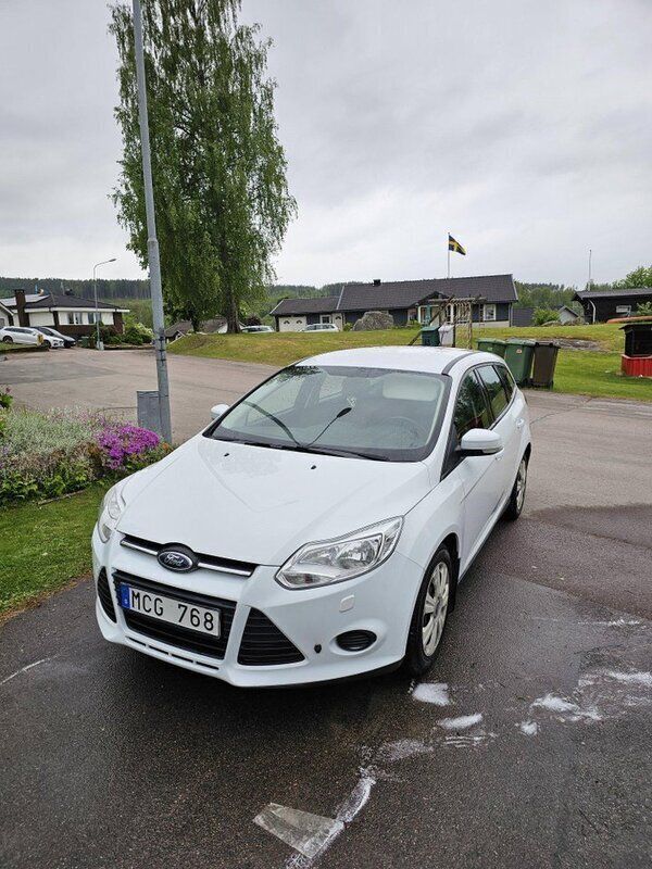 Vit Begagnad 2013 Ford Focus Kombi | 55 000 kr (Marknadspris) - Bild 1/4