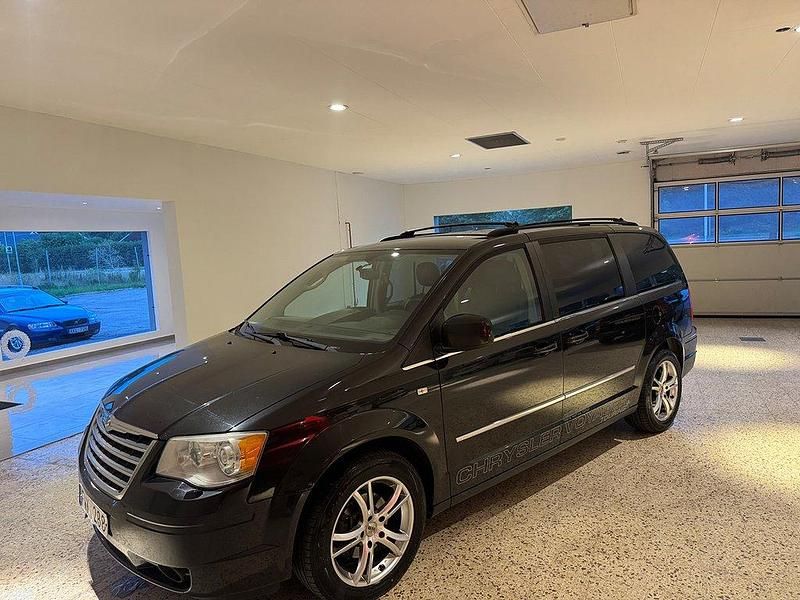 Svart Begagnad 2010 Chrysler Grand Voyager Minibuss | 44 900 kr (Bra pris) - Bild 1/4
