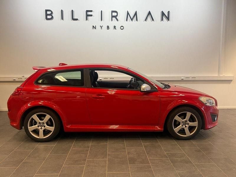 Röd Begagnad 2012 Volvo C30 R-Design Halvkombi | 79 900 kr (Marknadspris) - Bild 1/4