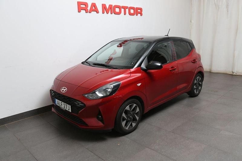 Röd Begagnad 2023 Hyundai i10 Essential Halvkombi | 148 800 kr (Marknadspris) - Bild 1/3