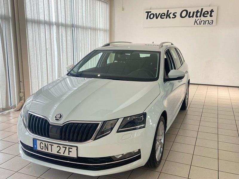 Vit Begagnad 2020 Skoda Octavia Kombi | 219 900 kr (Marknadspris) - Bild 1/4